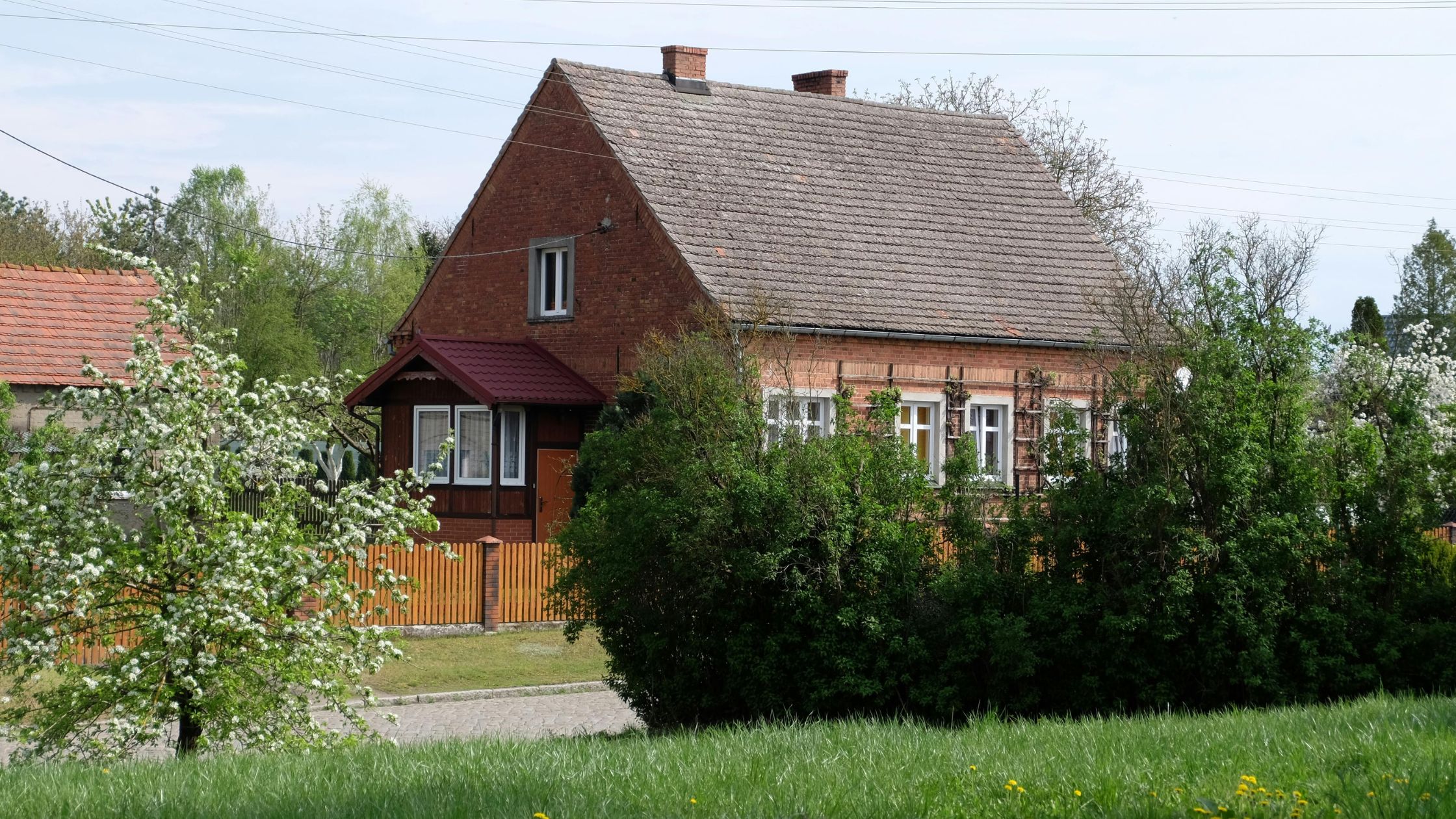 Residential home in Winnipeg highlighting the best time of year to replace windows for improved energy efficiency, comfort, and curb appeal.